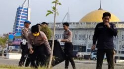 Implementasikan Quick Wins Kapolri, Wakapolda Sultra Pimpin Aksi Bersih-Bersih Masjid Al Alam Kendari