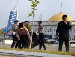 Implementasikan Quick Wins Kapolri, Wakapolda Sultra Pimpin Aksi Bersih-Bersih Masjid Al Alam Kendari